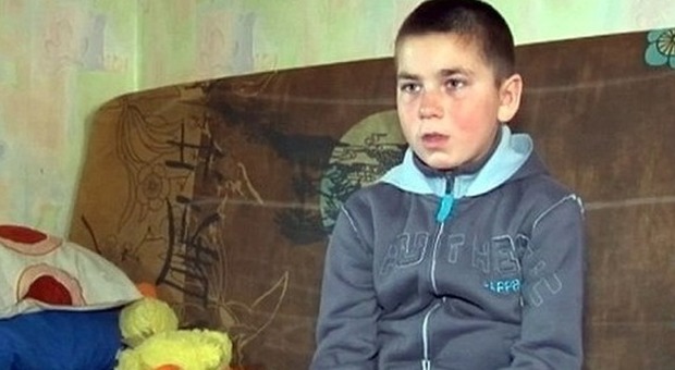 Scappa da casa per non essere picchiato: bimbo di 10 anni ritrovato in una baracca dopo 6 mesi
