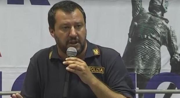 Sindacati di polizia attaccano Salvini: «Giù le mani dalla nostra divisa»