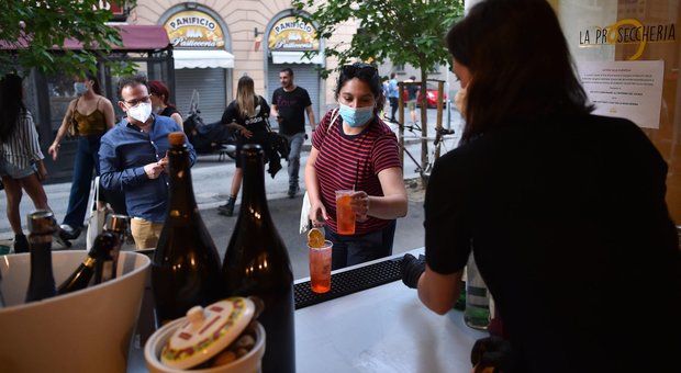 Aperitivi e alcolici vietati nei luoghi pubblici: il sindaco sceglie la linea dura