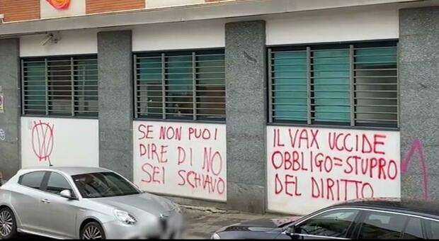 Torino, scritte No Vax alla sede Cgil: la replica all'atto vandalico