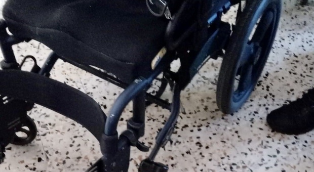 Carrozzina rotta, l'odissea di un disabile: «Mio figlio bloccato in casa per colpa della burocrazia»