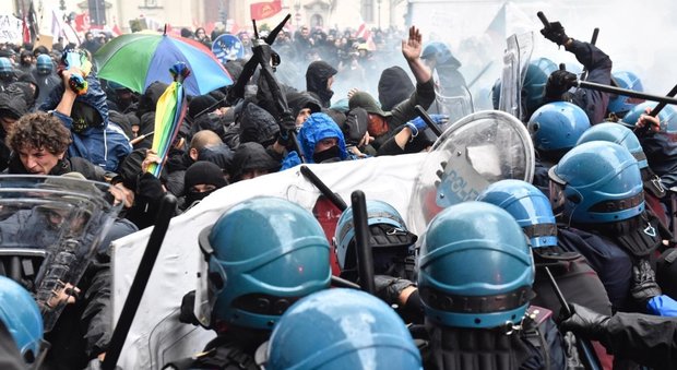 Firenze, scontri tra polizia e antagonisti al corteo anti-Renzi: 3 agenti feriti