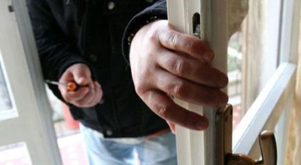 “Già aperto": i ladri segnano le case svaligiate con un adesivo sul portone