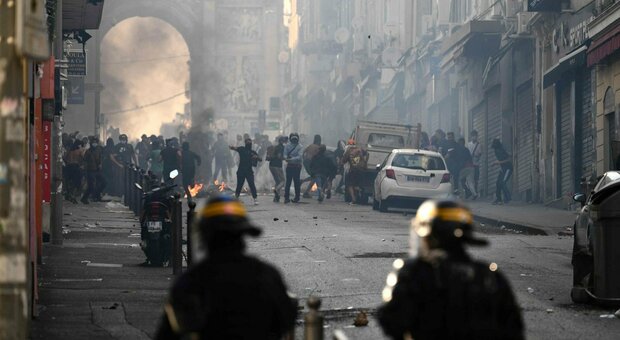 Rivolta Francia, cosa sta succedendo e perché si è scatenata la protesta: la morte di Nahel, l'algerino ucciso a 17 anni da un agente