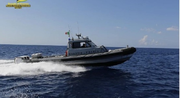 Malore fatale per un velista al largo di San Benedetto: la barca intercettata dalla Guardia di Finanza