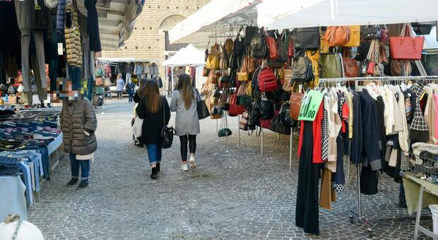 Il mercato torna in piazza Mazzini a Macerata dopo il trasloco durante le festività