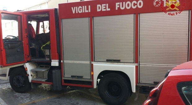 Ancona, bimbetto incastrato nella ringhiera: i vigili del fuoco tagliano le aste metalliche per liberarlo