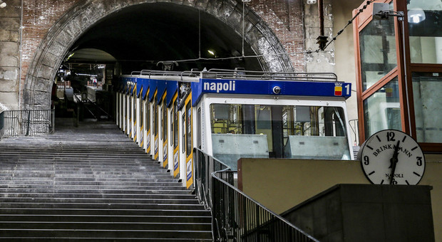 Napoli: funicolare Chiaia, l'ennesimo stop per colpa di una batteria scarica