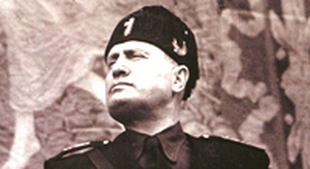 Punito carabiniere per una foto di Mussolini sulla scrivania