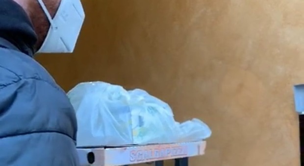 Francesca porta pizze in dono alle persone in quarantena per farle sentire meno sole