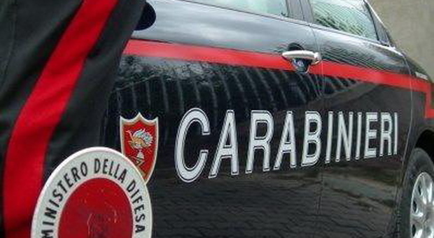 Scoppia lite in famiglia, i carabinieri accorrono e trovano in casa un vero arsenale