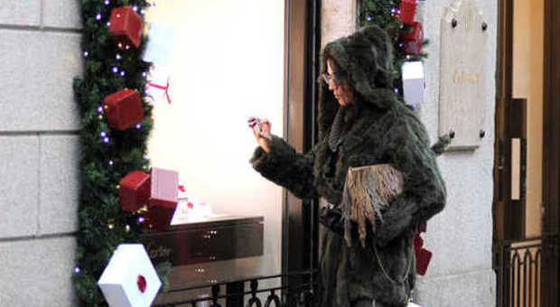 Federica Torti si sceglie il regalo: foto alla vetrina della super gioielleria