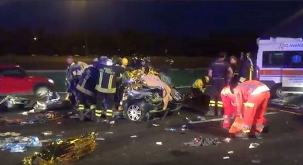 Torino, Tir travolge auto ferma al casello dell'A4: due morti
