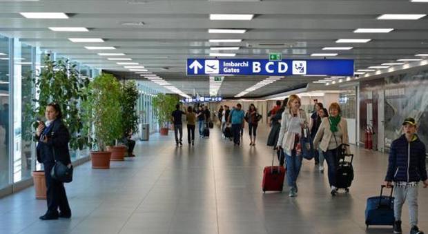 Fiumicino, tragedia in aeroporto: turista muore mentre è in fila al gate prima di imbarcarsi su un volo