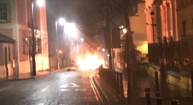 Irlanda del Nord, autobomba davanti al tribunale: torna l'incubo terrorismo