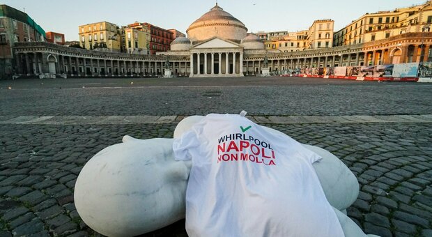 Whirlpool, a Napoli blitz degli operai sulla scultura di Jago al Plebiscito