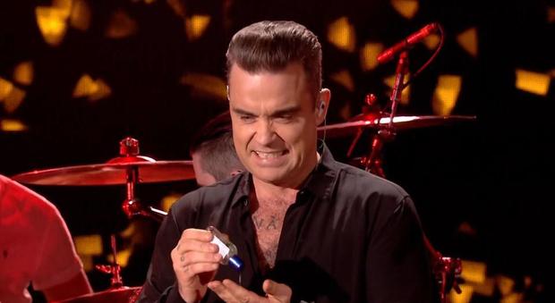 Robbie Williams e la paura dei germi: bagno di folla con disinfettante -Guarda