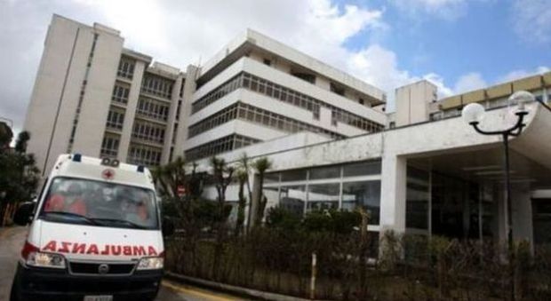 Napoli, al Cardarelli operazioni chirurgiche sospese: pazienti ricoverati nelle sale operatorie