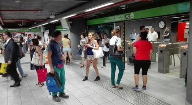 Milano, brusca frenata della metro rossa: 6 passeggeri feriti