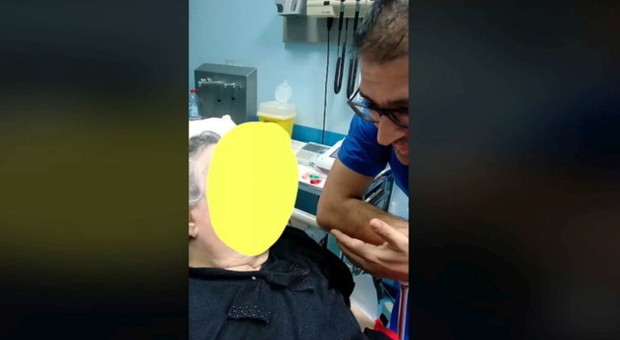 Anziana in ospedale in stato confusionale: il medico la "cura" cantandole i New Trolls