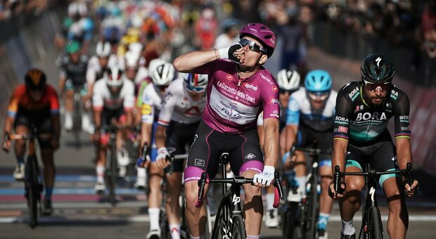 Giro d'Italia, Demare cala il tris: sua anche la volata a Brindisi