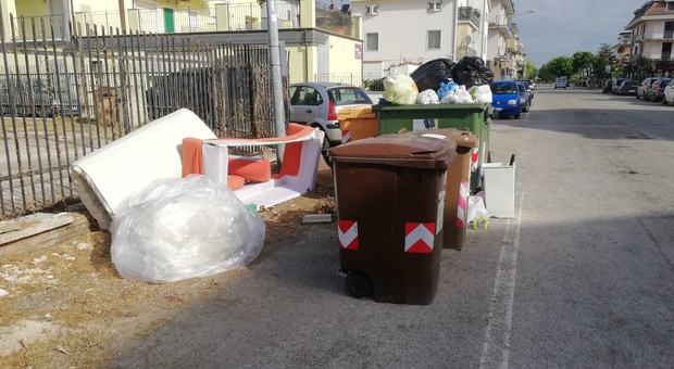 Multe in serie con le fototrappole a Falconara: lotta serrata ai furbetti dei rifiuti