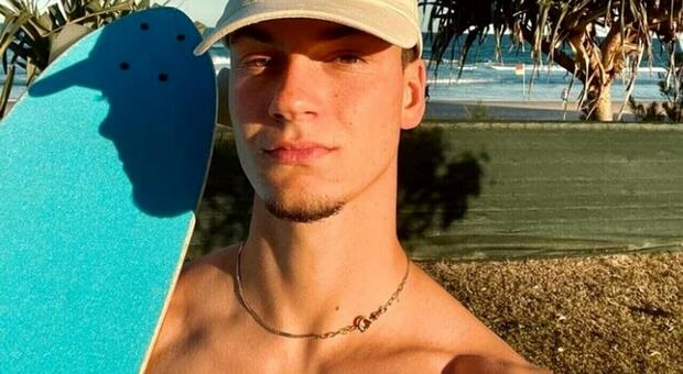 Matteo Mariotti ferito da uno squalo si scaglia contro la Lucarelli: «Odio contro di me dopo il suo post»