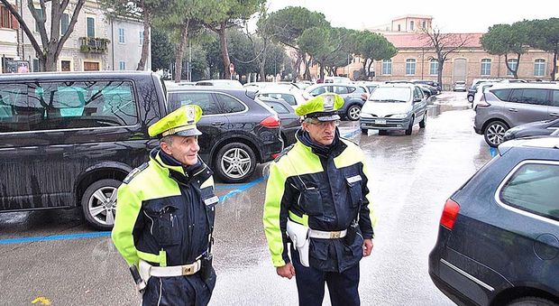 Pesaro, ordinanza del sindaco contro mendicanti e parcheggiatori abusivi.