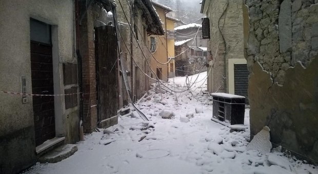 Macerie e neve a Castelsantangelo su Nera