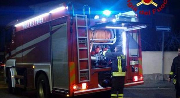 Rogo in fabbrica nella notte: pompieri salvano mezzi e capannone