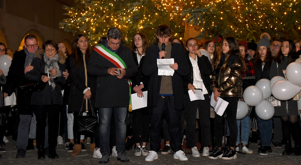 La famiglia e gli amici di Benedetta in piazza con il sindaco Seri