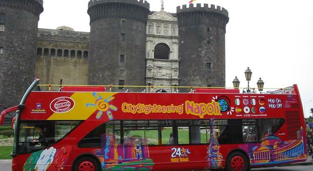 Napoli, stop ai City Sightseeing: 10 ticket al giorno in città senza turisti