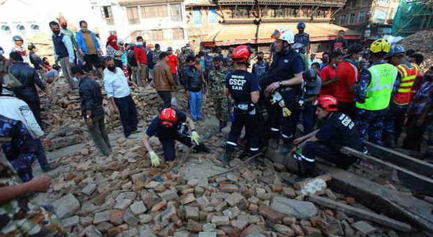 Terremoto in Nepal, i soccorritori scavano sotto le macerie