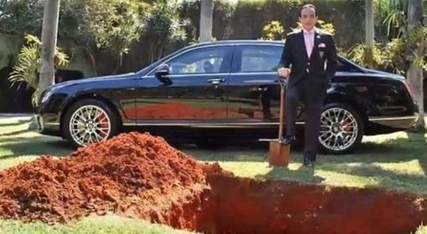 Tutto pronto per seppellire la Bentley in Brasile: un comodo viaggio nell'adilà