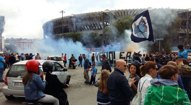 Napoli, protesta contro gli arbitri al San Paolo: «Aurelio, comprali»