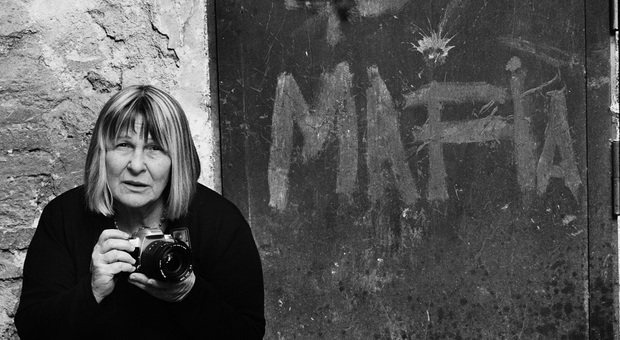 La mafia, le donne, Palermo: gli scatti di Letizia Battaglia ai Magazzini fotografici