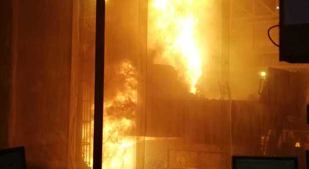 Un incendio nel reparto di colata continua all'interno dello stabilimento siderurgico