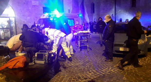 Terni, accoltellamento in pieno centro: ferito un giovane di 23 anni Altra rissa tra ragazzin in via Cavour