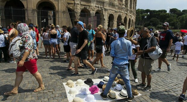 Roma, stretta contro gli abusivi al Colosseo e al Vittoriano. «Stop bagarini e bivacchi»