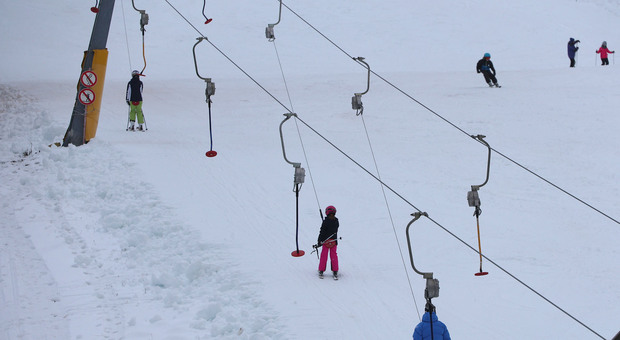 Troppo caldo sul Nevegal, sciatori "appiedati": aperto solo il campo scuola
