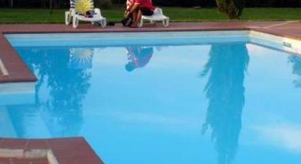 Bimbo di 2 anni annega in piscina: stava giocando a bordo vasca, choc a Palermo
