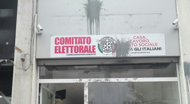 Il comitato elettorale di Casapound a Lecce