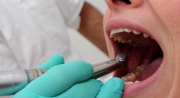 L'intervento alla bocca finisce male, dentista nei guai dopo sette anni