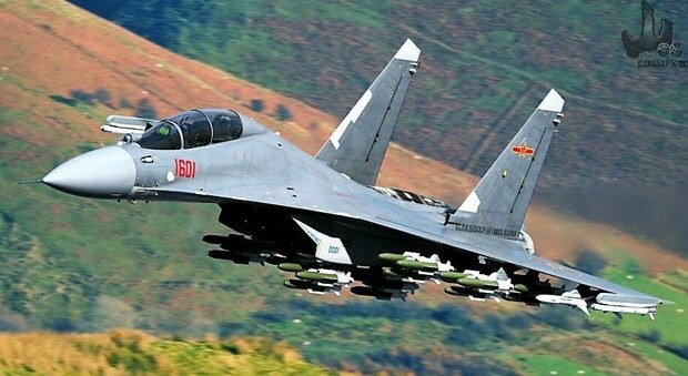 Cina manda anche i caccia Su-30 nei cieli di Taiwan che fa alzare in scramble F-15 e F-16: raid di 71 velivoli