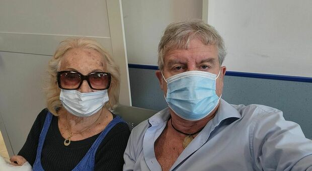 Rodolfo Paolini con la madre nel selfie scattato nell'attesa al pronto soccorso di Fano e postato su Facebook