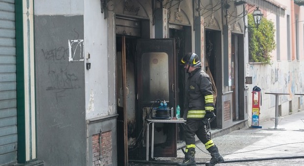 Napoli, in fiamme il pub Napoli Centrale: «Cortocircuito di una friggitrice»