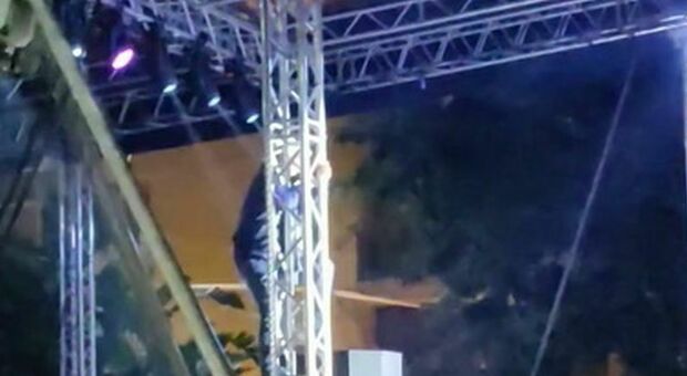 Al Bano canta sul traliccio del palco: «Per me è normale, lo faccio da sempre». Il video