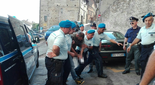 Amedeo Mancini mentre viene accompagnato in tribunale a Fermo per la convalida dell'arresto