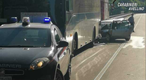 Nuovo schianto sull'Ofantina, auto tampona bus: 3 feriti