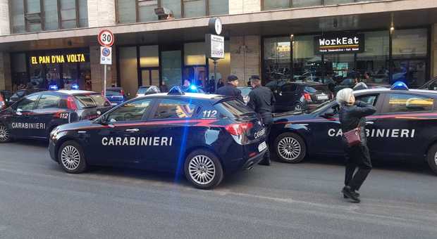 Roma, ruba giubbotto da 180 euro in un negozio della stazione Termini: arrestato